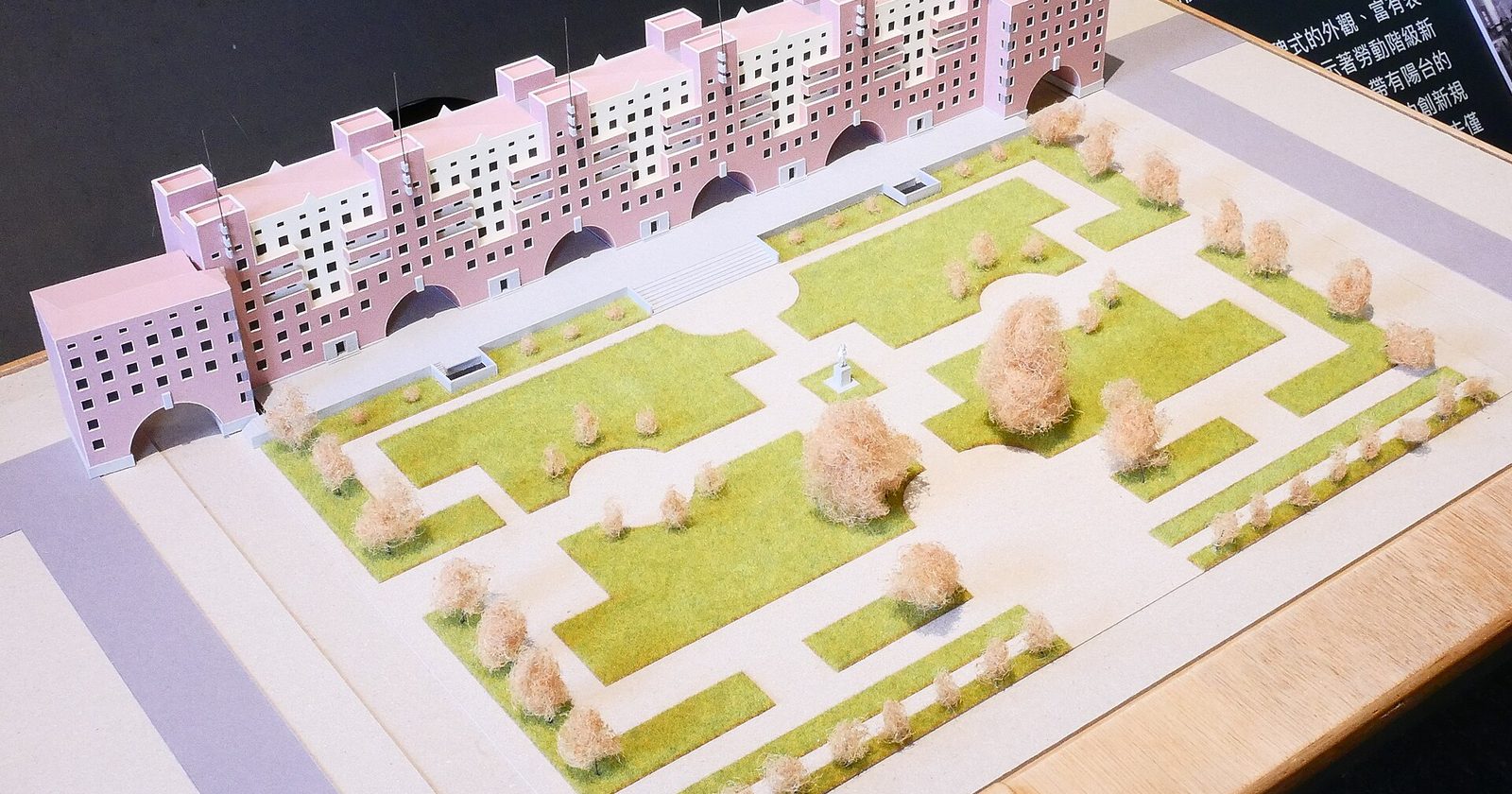 Karl-Marx-Hof w Wiedniu — monumentalne miejskie osiedle mieszkaniowe „czerwonego Wiednia”, symbol publicznego zasobu mieszkań na wynajem
