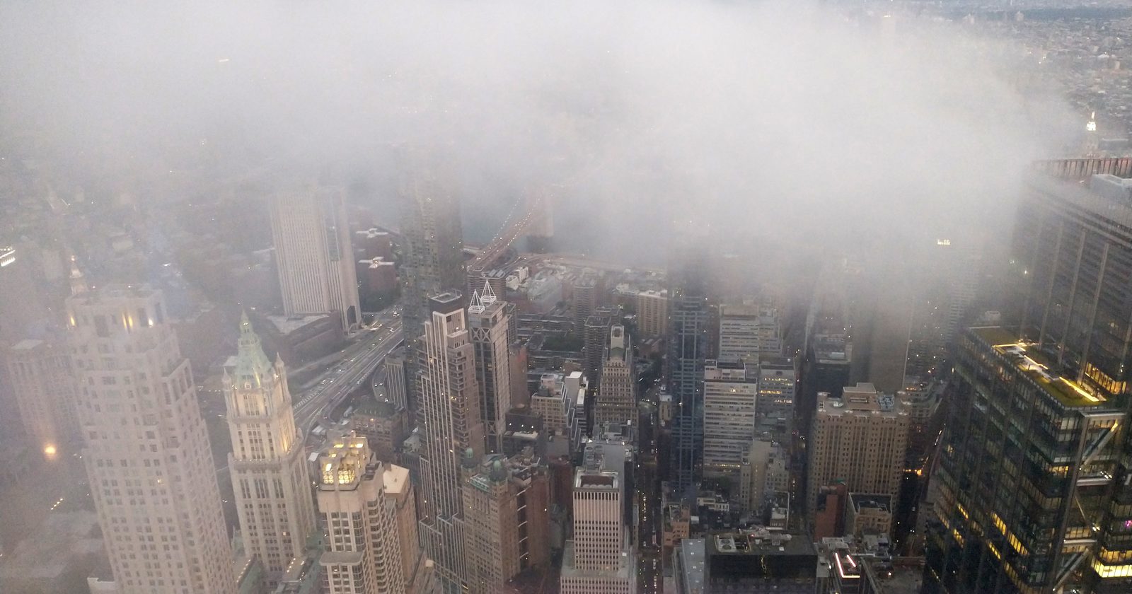 Wieżowce Lower Manhattan we mgle — dzielnica finansowa i kapitał instytucjonalny na rynku mieszkań