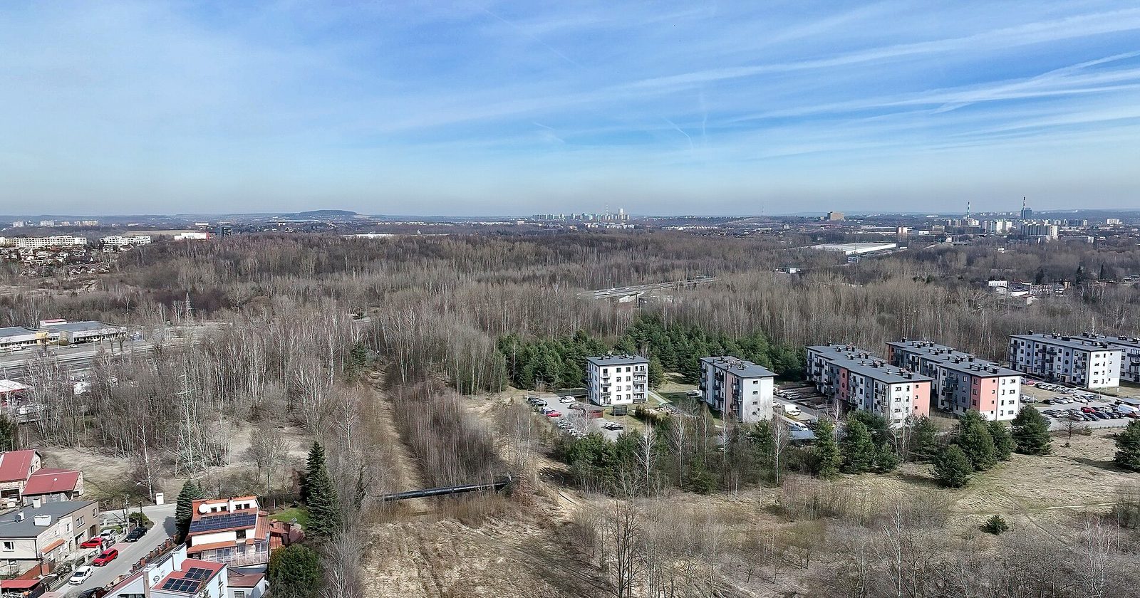 Panorama osiedli mieszkaniowych i terenów zielonych z lotu ptaka — katowicka dzielnica Szopienice-Burowiec
