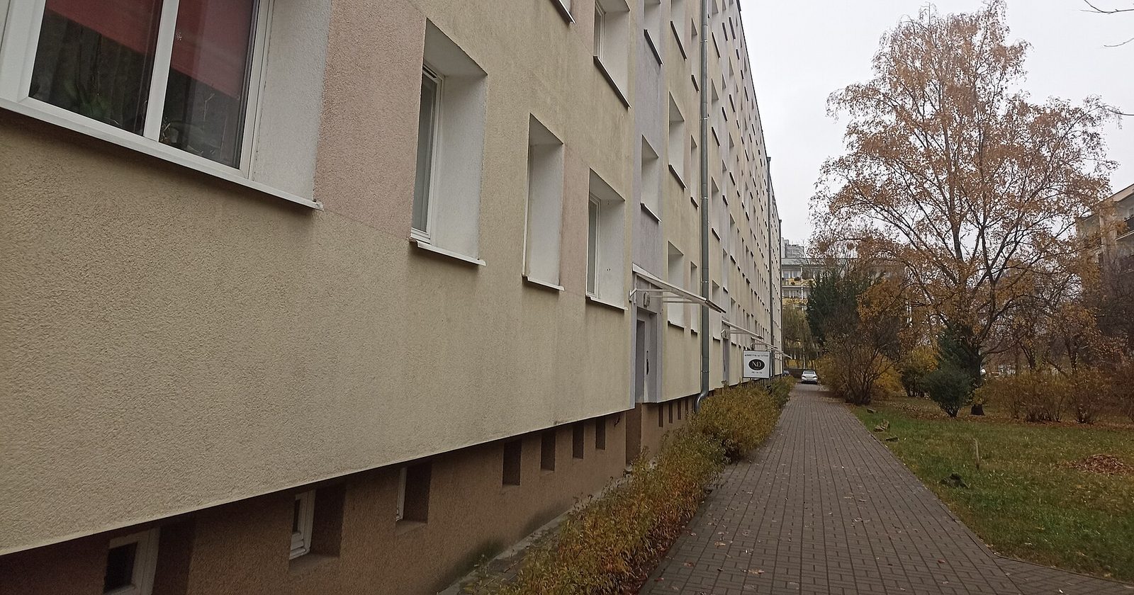 Blok z wielkiej płyty na polskim osiedlu — mieszkanie jako lokata kapitału, „betonowe złoto”